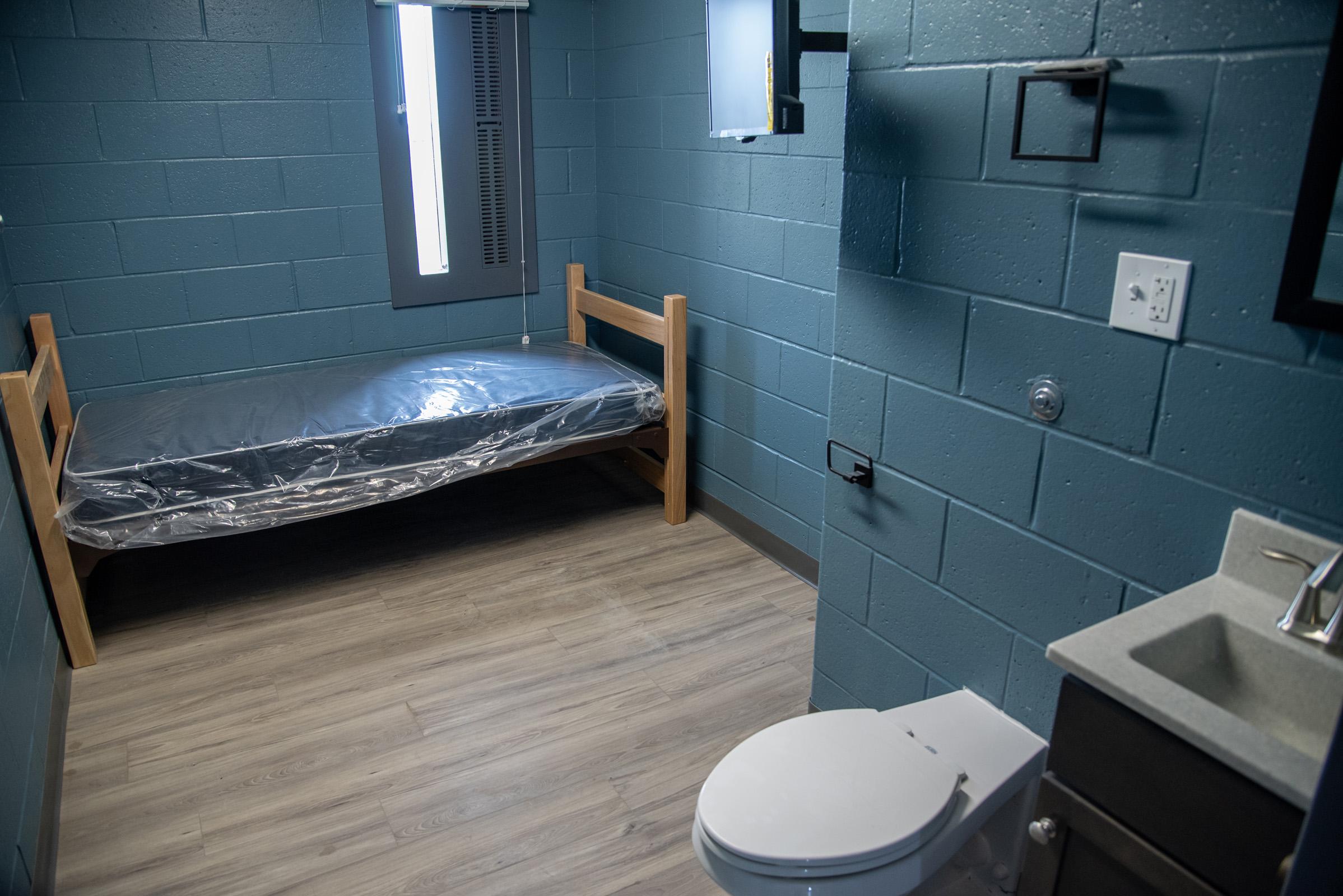 A housing unit in the Academy for Excellence in Corrections has been converted into a staff dormitory, where new hires live during their pre-service training. Each single-person room is equipped with a bed, a TV, a desk and Wi-Fi. Each wing has private shower stalls and dressing rooms.